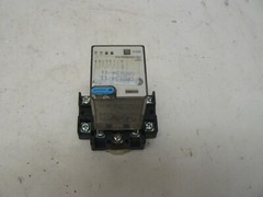 Allen Bradley 700-HA33Z24-3-4 relay series D with 700-HN126 socket series A