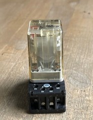 ALLEN BRADLEY 700-HA32Z24 SER A RELAY 24VDC 8 PIN W/700-HN100 SER B SOCKET BASE
