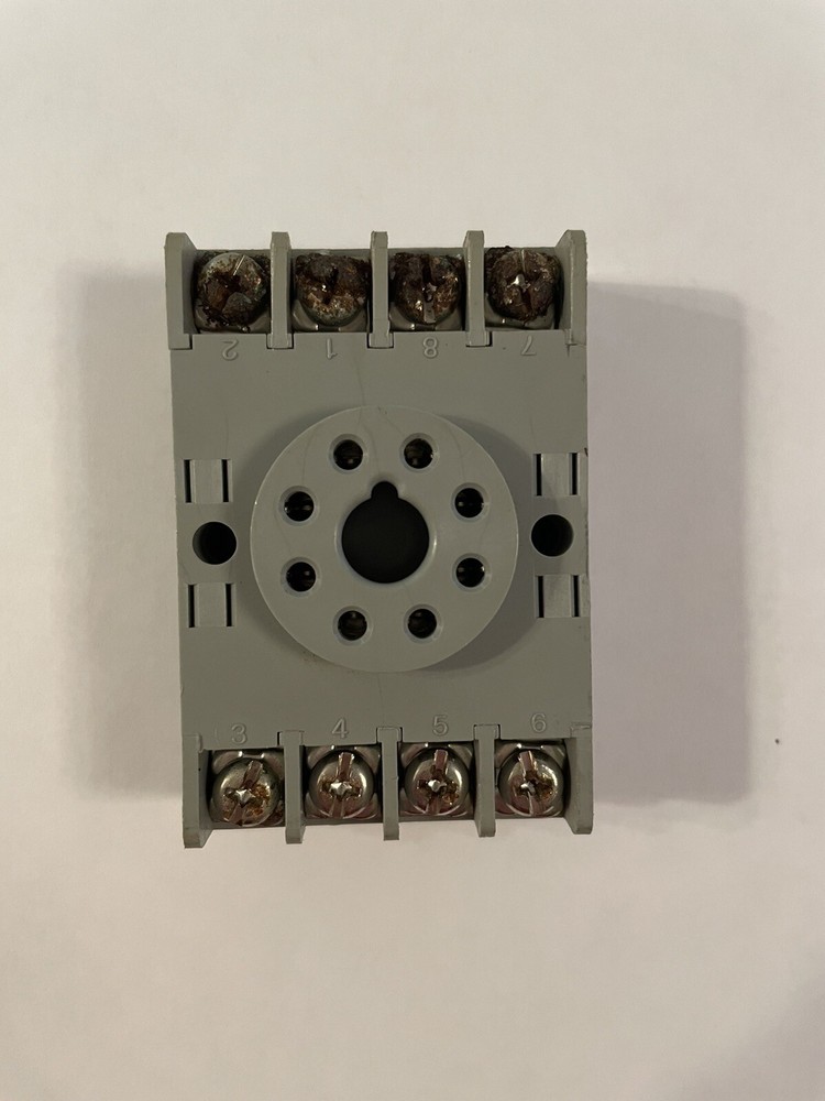 IDEC SR2P-06 90303 Relay Base. Has Surface Rust.
