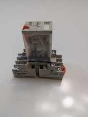SIEMENS 3TX7111-3LC03 PLUG IN RELAY W/ BASE 70-461-1 10A 300V
