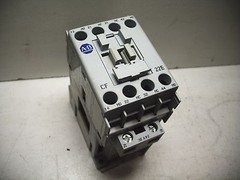 700-CF220Z* 24VDC COIL SER.A 25A 3 PHASE 2N.O/2N.C RELAY QUANTITY!! WOW!!