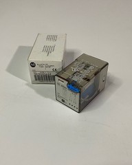ONE (1) ALLEN BRADLEY General Purpose Tube Base Relay 700-HA32Z24-3-4 (NEW)