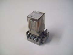 ALLEN-BRADLEY 700-HA33A24 SER.D RELAY W/BASE – USED – FREE SHIPPING