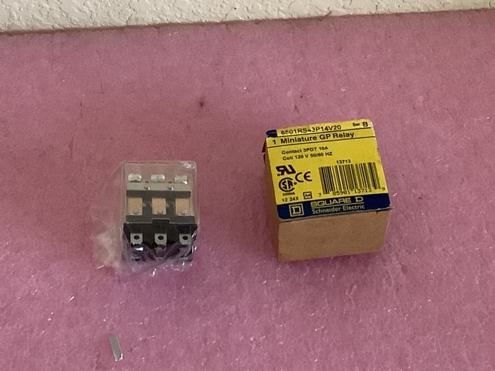 Square D Schneider 8501RS43P14V23 120V 3PDT 10A miniature GP Plug In Relay