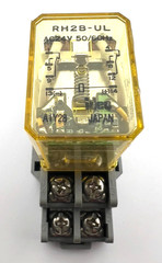 IDEC RH2B-UL RELAY With IDEC SH2B-05 Socket Base 10A 300V — NEW READ