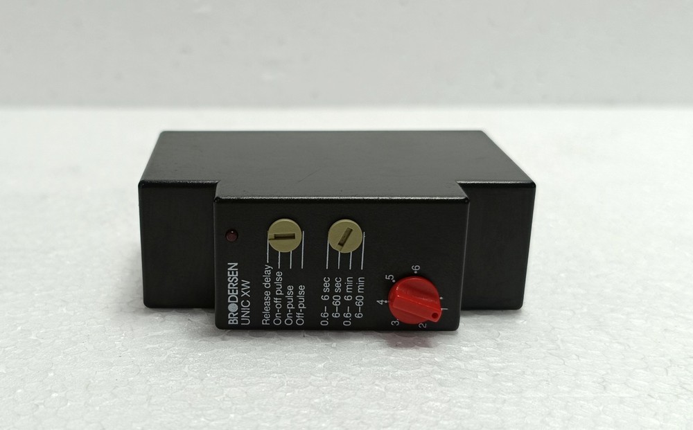 BRODERSEN UNIC XW Multi Function Timer Relay 12-240V AC/DC 0.6s-60m Plug-In