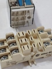 ALLEN BRADLEY 700-HB33Z24 SER E RELAY 11 Pin with Allen-Bradley 700-HN154 BASE