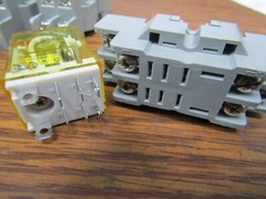 ✌ 5) IDEC RH2B-UL 8 BLADE RELAY 10A 300V 24VDC COIL W/ IDEC SH2B05 BASE LOT OF 5