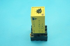 Electromatic A101220060 timer relay with base 1.5-60s 220VAC 2 CO contacts
