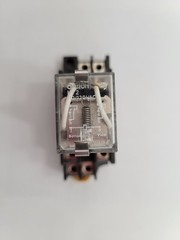 Omron LY2 Plug-in Relay 10A Coil 110/120V DPDT 8-Pin With 19Y4YT Socket Base