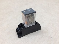 Lot of 2 Schneider Electric RXM2LB2BD 24VDC Relay RXZE1M2C Base Socket