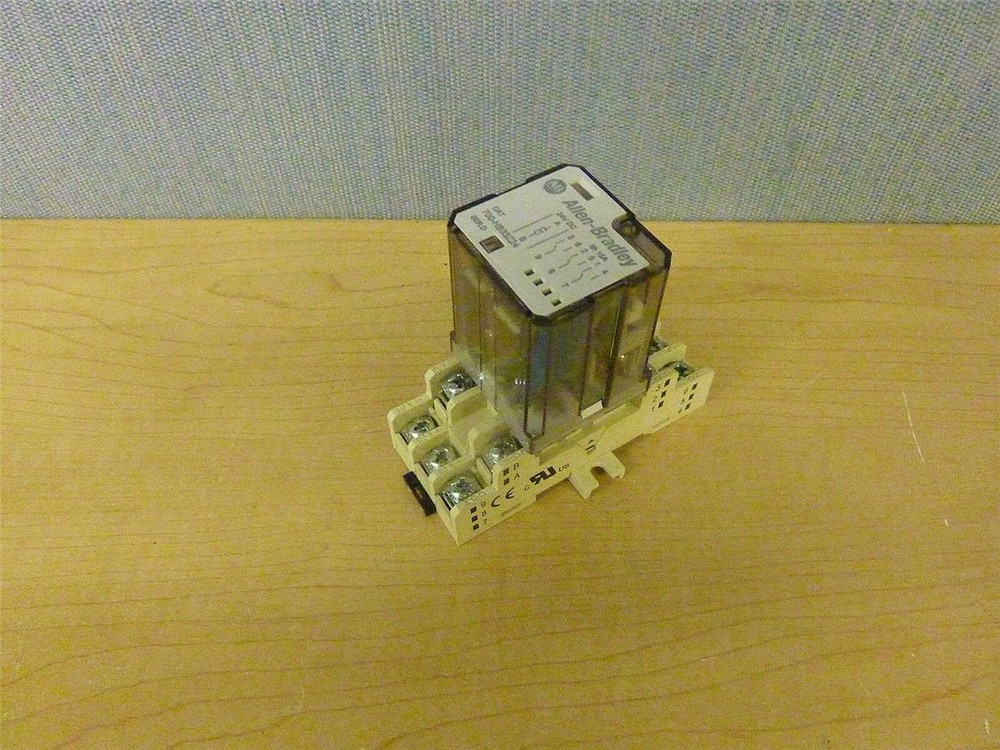 Allen-Bradley 700-HB33Z24 Ser D Relay Coil 24VDC with 700-HN154 Base (12172)