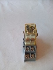Idec RH2B-05 24V Relay W/ Idec SH2B-05 Socket Base 10A 300V