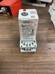 ALLEN BRADLEY 700- HA33Z24-1 RELAY WITH 700-HN101 BASE W93