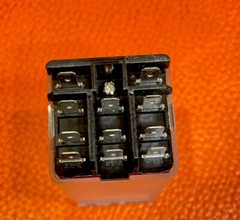Schneider Electric Zelio Universal 120 VAC Relay # RUMF33F7 / 8A-2015-W42-AM