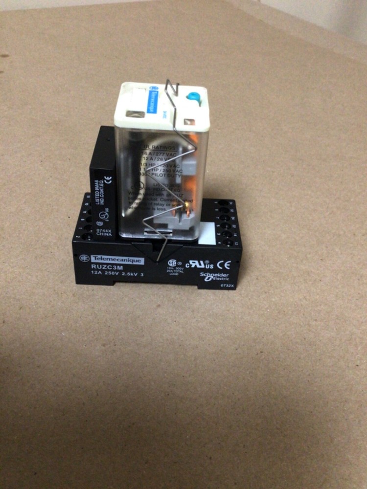 SCHNEIDER RUMC3AB2F7 RELAY RUZSC3M Relay Socket w/ RUW242P7 #224PT37FML