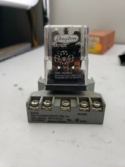 (2B4) DAYTON 3X742E 120 V 10 A 50/60 HZ RELAY W/ 6X156E BASE