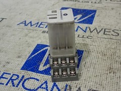 Allen Bradley 700-HB33Z24-4 Relay Ser A 24VDC With socket Base 5X853E