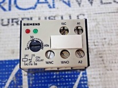 Siemens 7PU1040-2AJ20 Timing Relay 110-127V 3A 2 LED