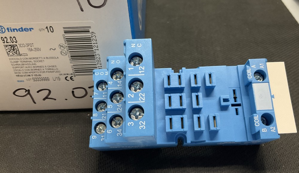 92.03- CLAMP TERMINAL SOCKET – 16A 250V AC – 3PDT