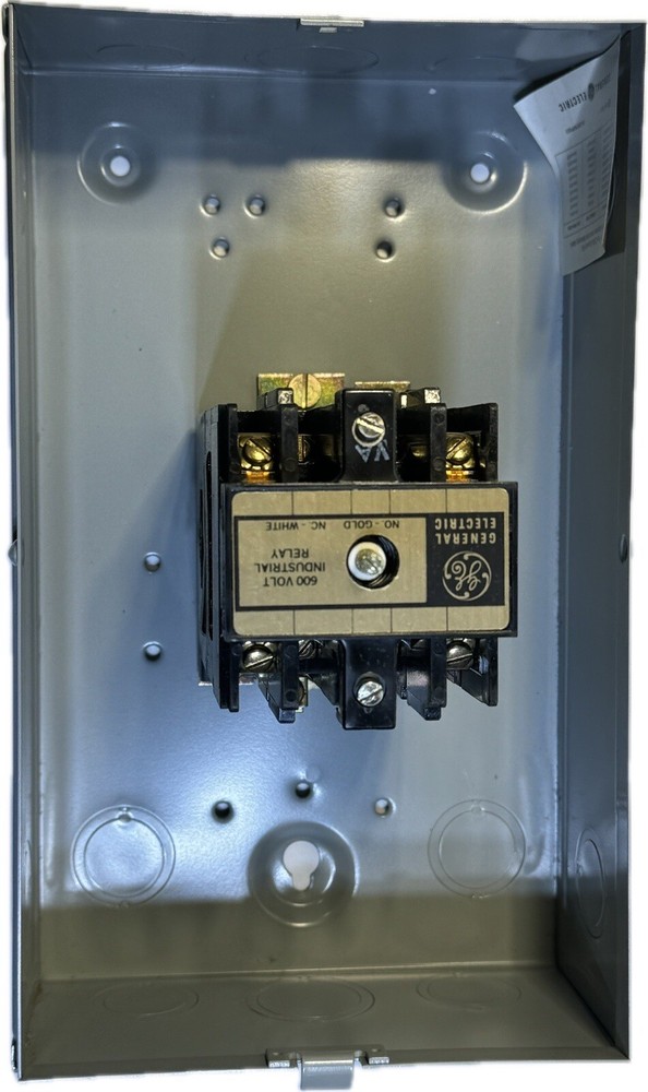 General Electric GE CR120B3305A Industrial Relay in Type 1 Enclosure