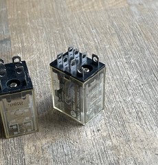 ALLEN BRADLEY 700-HF32A1 SER B RELAY 8 PIN 120VAC LOT OF 2