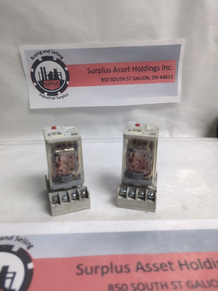 EATON,D3PF2AA,RELAY W/ D3PA2 SER A2 SOCKET 10A-300V 15A/300V 10A/600V LOT OF 2