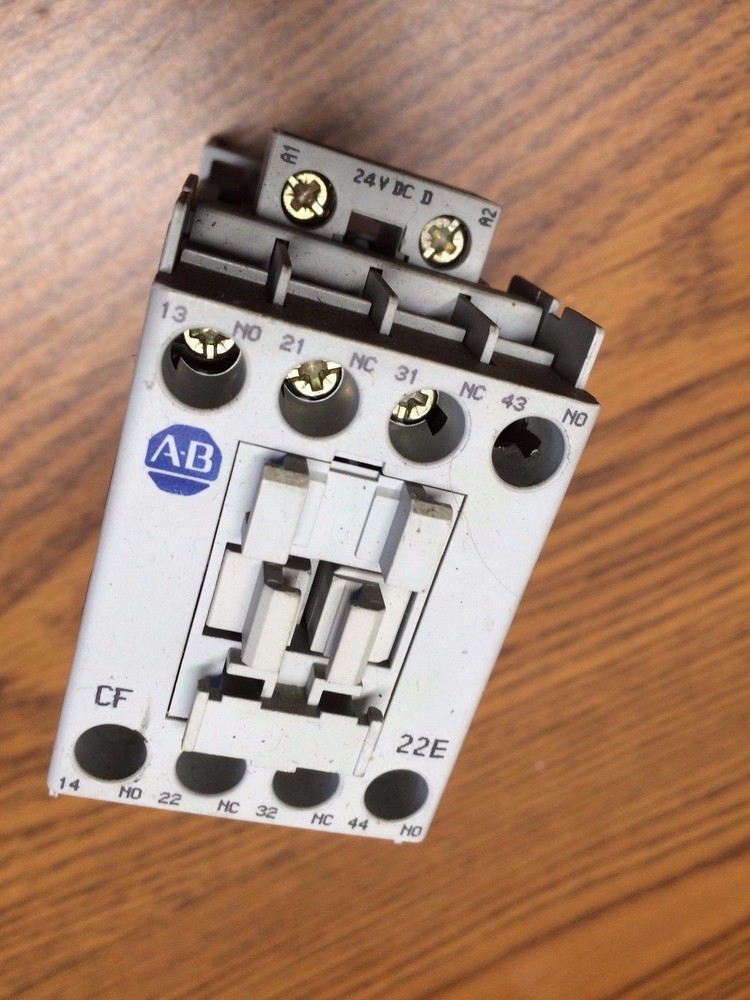 Allen Bradley 700-CF220DJ control relay 2NO 2NC contacts 24 vdc coil 22E CF220D*