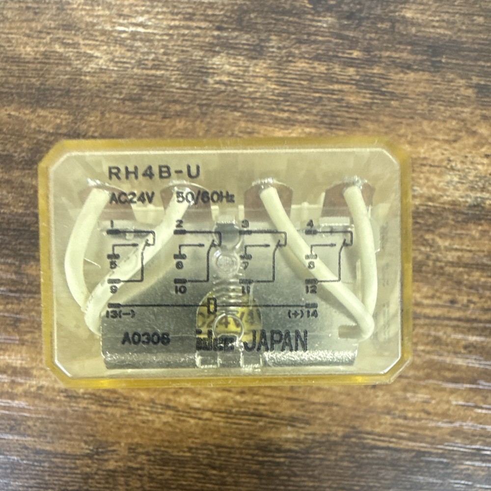 IDEC RH4B-U General Purpose Relay 4PDT AC 24V Coil Plug-In 14-Pin 10A