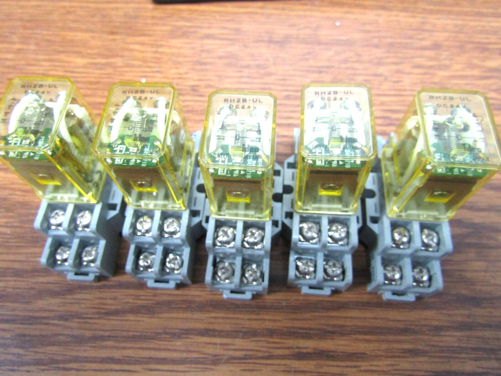 ✌ 5) IDEC RH2B-UL 8 BLADE RELAY 10A 300V 24VDC COIL W/ IDEC SH2B05 BASE LOT OF 5