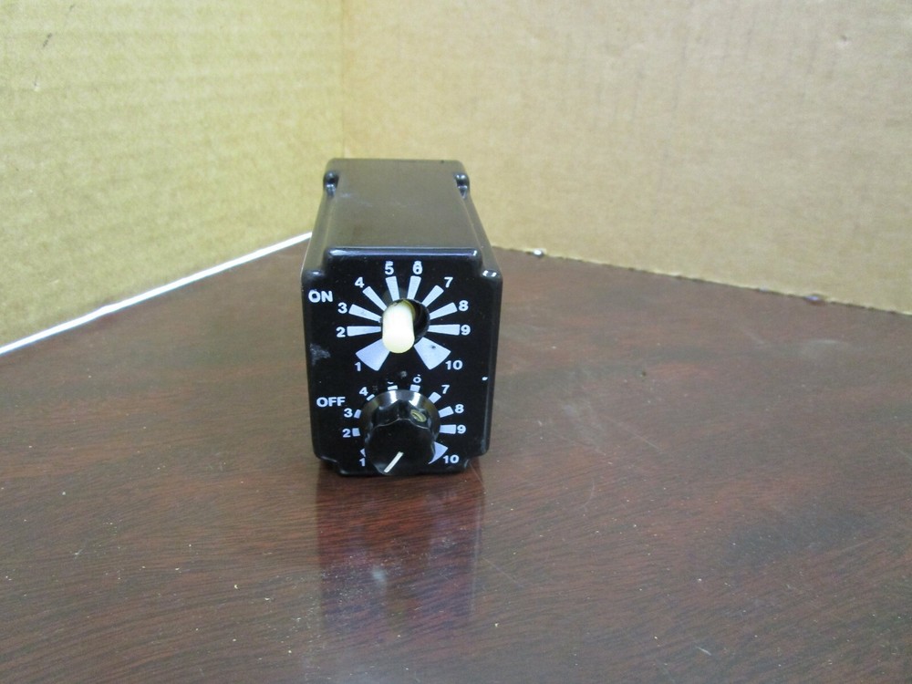 R-K ELECTRONICS REPEAT CYCLE TIMER RELAY LRB-115A-2-10M-10M 115Vac 1MIN-10MIN