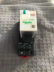 SCHNEIDER ELECTRIC RPZF2 Relay Socket 8 Pin,16A. With RPM22BD Relay And RXM040W