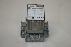 AB ALLEN BRADLEY 700-HA33A24 Ser. D RELAY + 700-HN126 A BASE