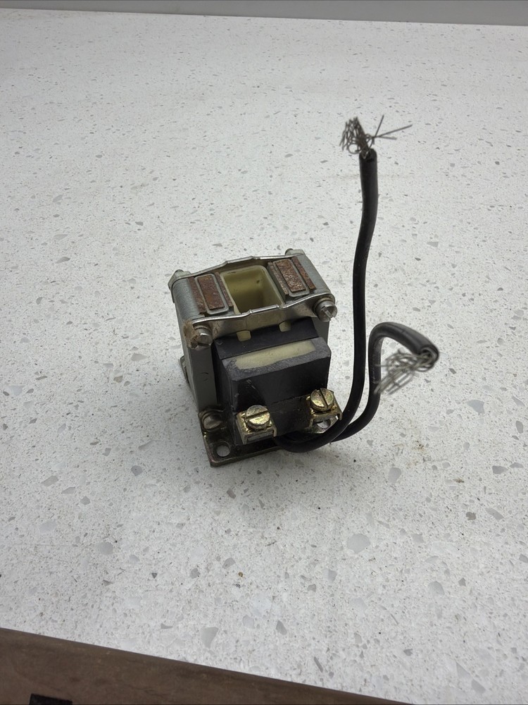 General Electric CR9500A101A2A Solenoid 115V Pull Type End Mtg **NEW in BOX**