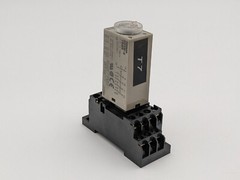 OMRON H3YN-4 Timer Relay w Base PYF14A-E 1 Second – 1 Minute 14 Pin Adjustable