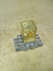 Idec RH3B-U Relay AC 120V With Socket SH3B-05