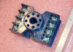 QTY (4) 27E122 P&B 8 PIN CHASSIS MOUNT RELAY SOCKETS 10A 300V KRPA SCREW USED
