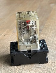 ALLEN BRADLEY 700-HA32Z24 SER A RELAY 24VDC 8 PIN W/700-HN100 SER B SOCKET BASE