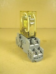 Idec RY2S-U w/ Socket SY2S-05