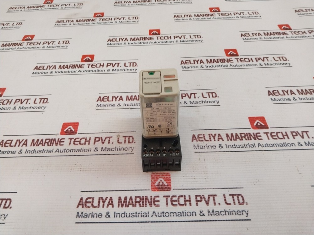 TELEMECANIQUE RUN 31A22 BD Relay With Socket