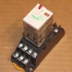 One Schneider RXM4AB1F7 120V AC Coil Cube Relay w/ Base Socket
