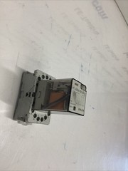 Allen Bradley 700-HA33A1 Relay W/ 700-HN101 Base L-910