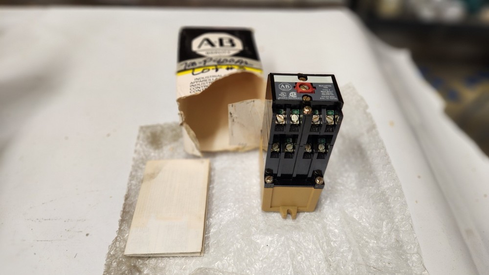Allen Bradley 700-P800A1 Ser. B Control Relay NEW IN DAMAGED OEM BOX. lot#3
