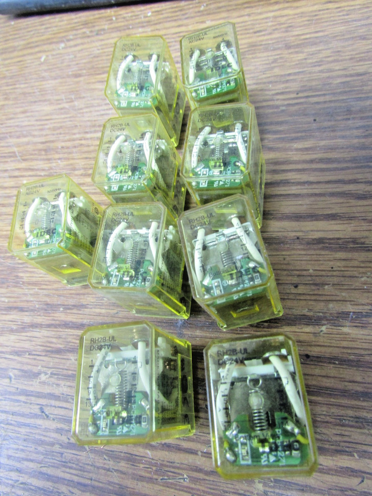 ✌ 9) IDEC RH2B-UL 8 BLADE RELAY 10A 300V 24VDC COIL LOT OF 9