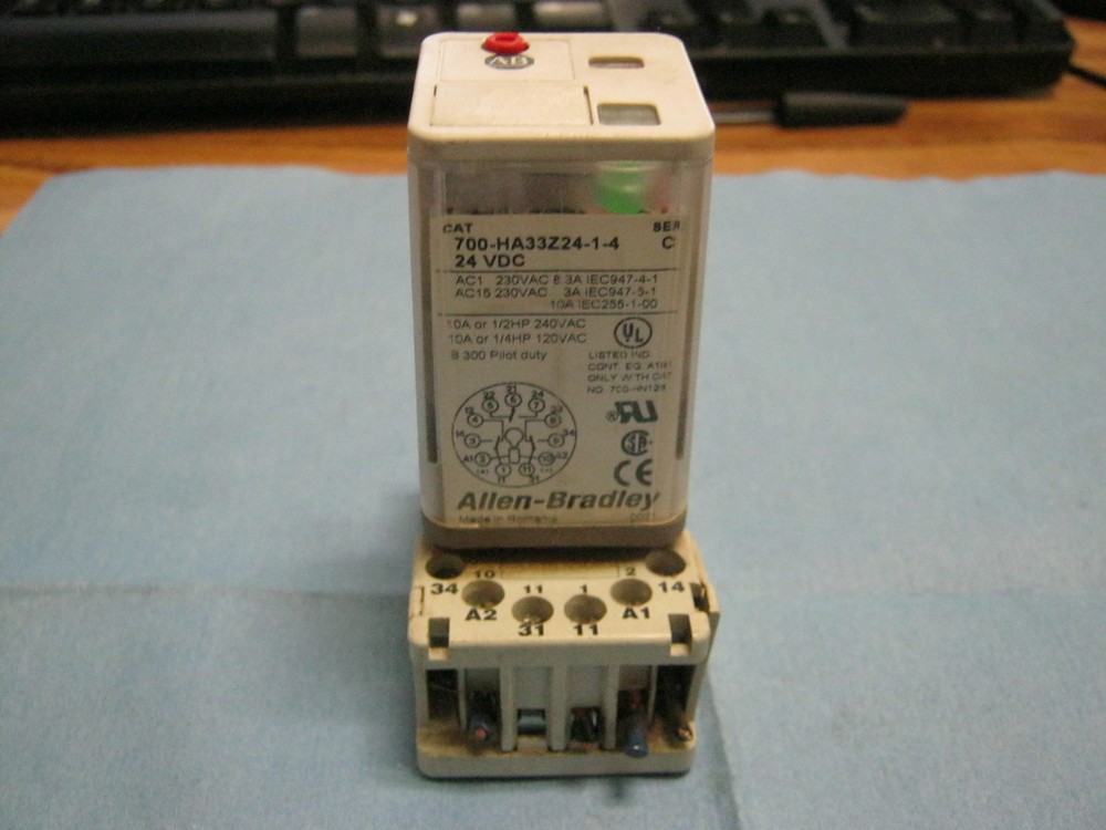Allen-Bradley Cat. #: 700-HA32Z24-1-4 Relay w/700-HN101 Base, Series C