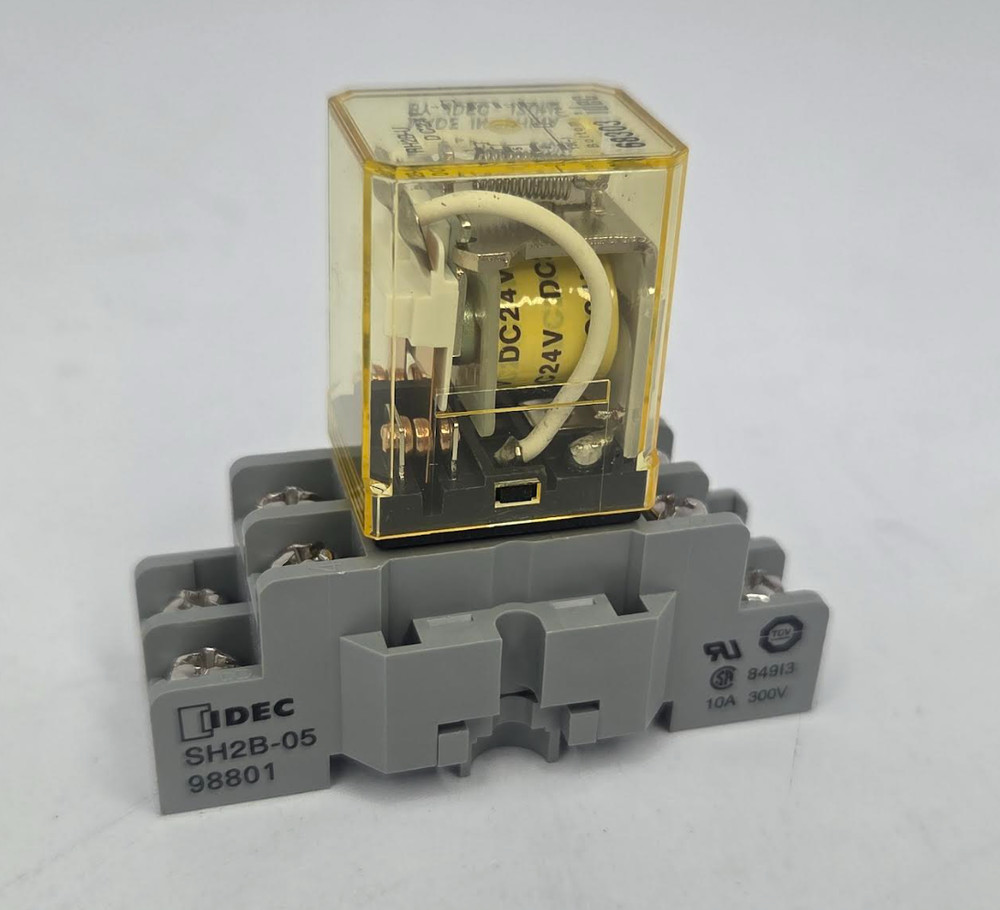 IDEC RH2B-U DC24V Relay With SH2B-05 Socket Base 10A 300V 24VDC