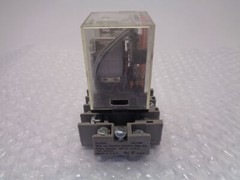 OMRON MK3P5-S RELAY W/BASE 250VAC (AS PICTURED) UNMP