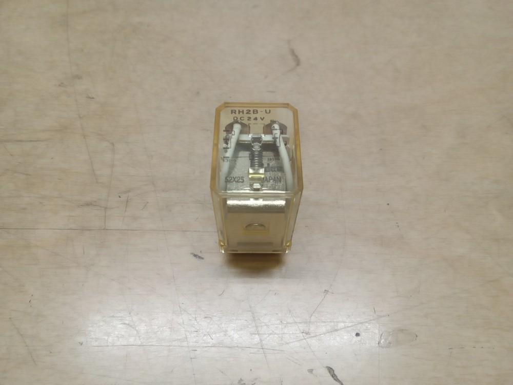 Idec RH2B-U 24V Relay 8 Prong