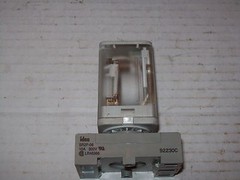 AB ALLEN BRADLEY 700-HA32A06-4 10A @240VAC W/IDEC SR2P-06 BASE 6VAC COIL P1461B