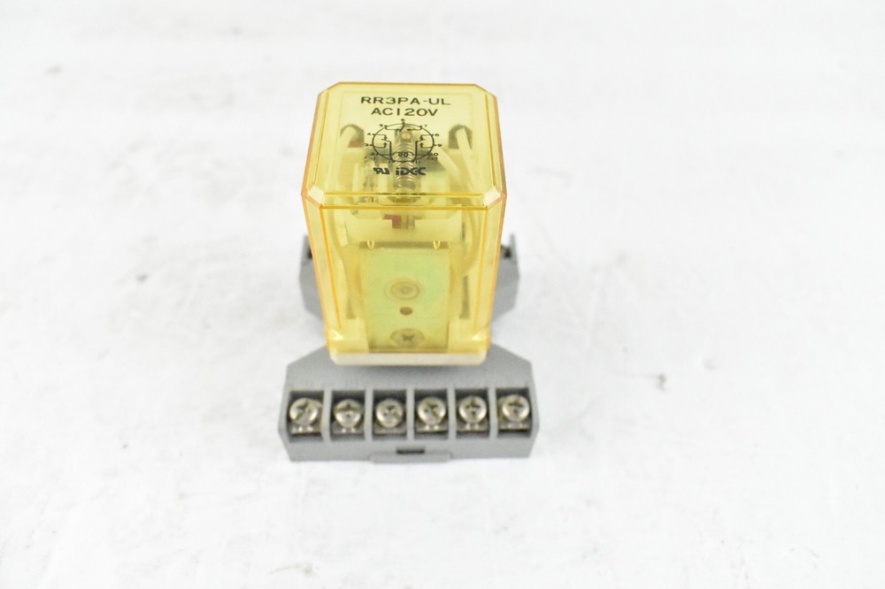 Idec RR3PA-UL Relay With SR3P-06 Base Used